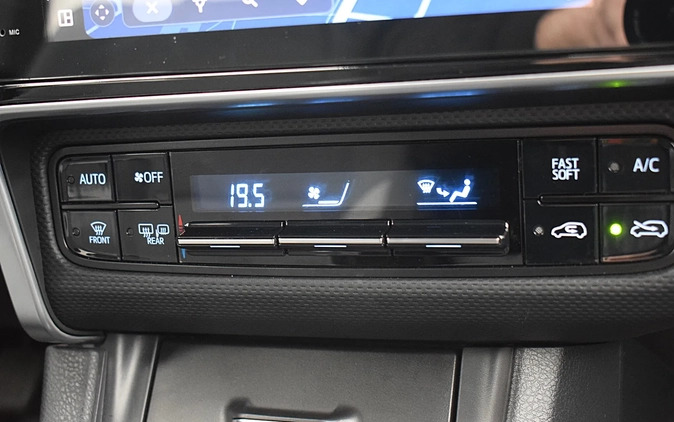 Toyota Auris cena 57900 przebieg: 121111, rok produkcji 2018 z Kielce małe 704